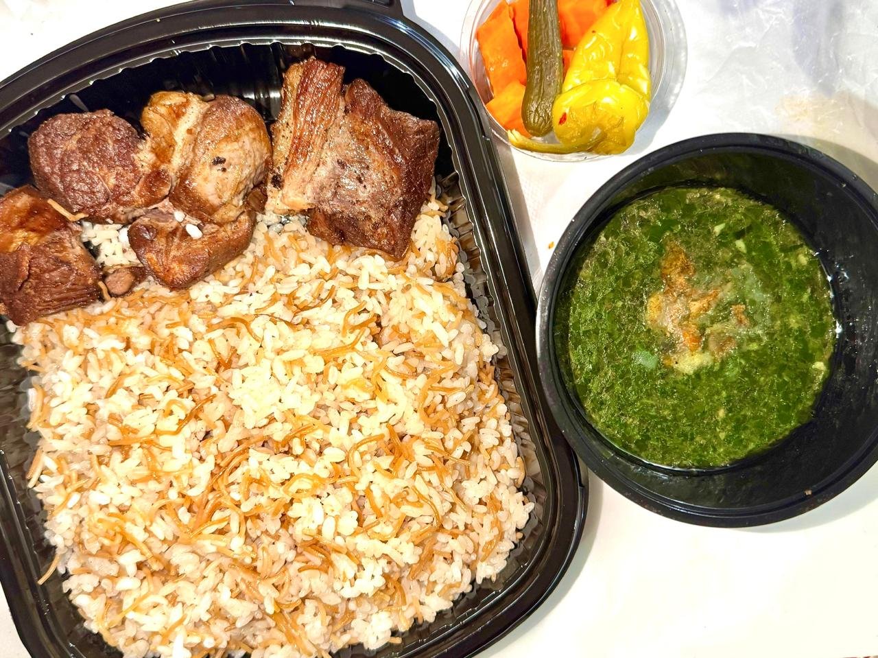 ربع لحمة محمرة +ملوخية +رز بالشعرية