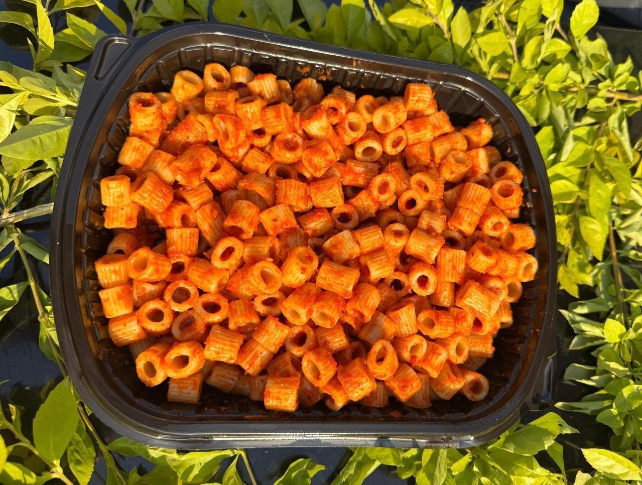 طبق مكرونة بالصلصة