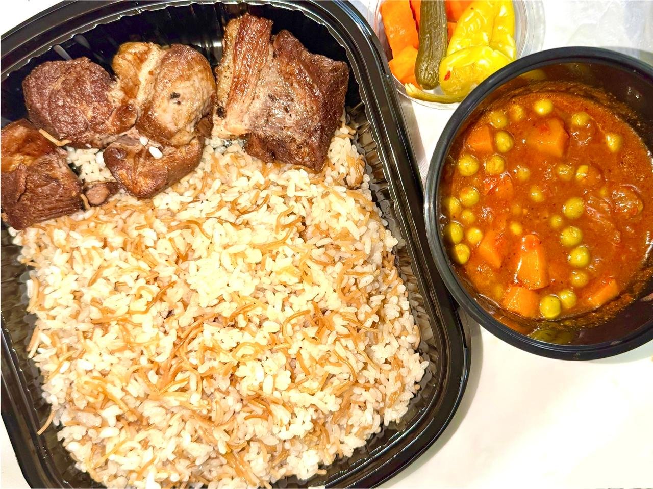 ربع لحمة محمرة +بسلة+رز بالشعرية