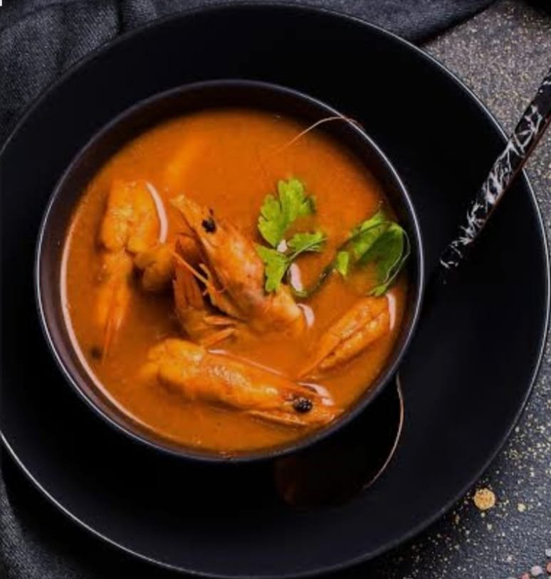 شوربة جمبري بقطع الجمبري القشر الكبير