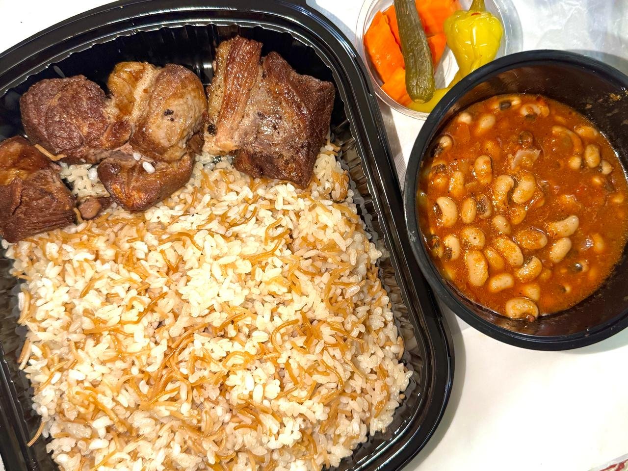 ربع لحمة محمرة +لوبيا +رز بالشعرية