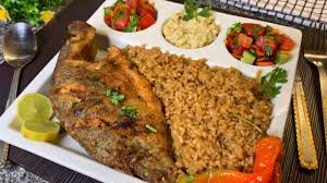 وجبة سمك بلطي بالارز والسلطات